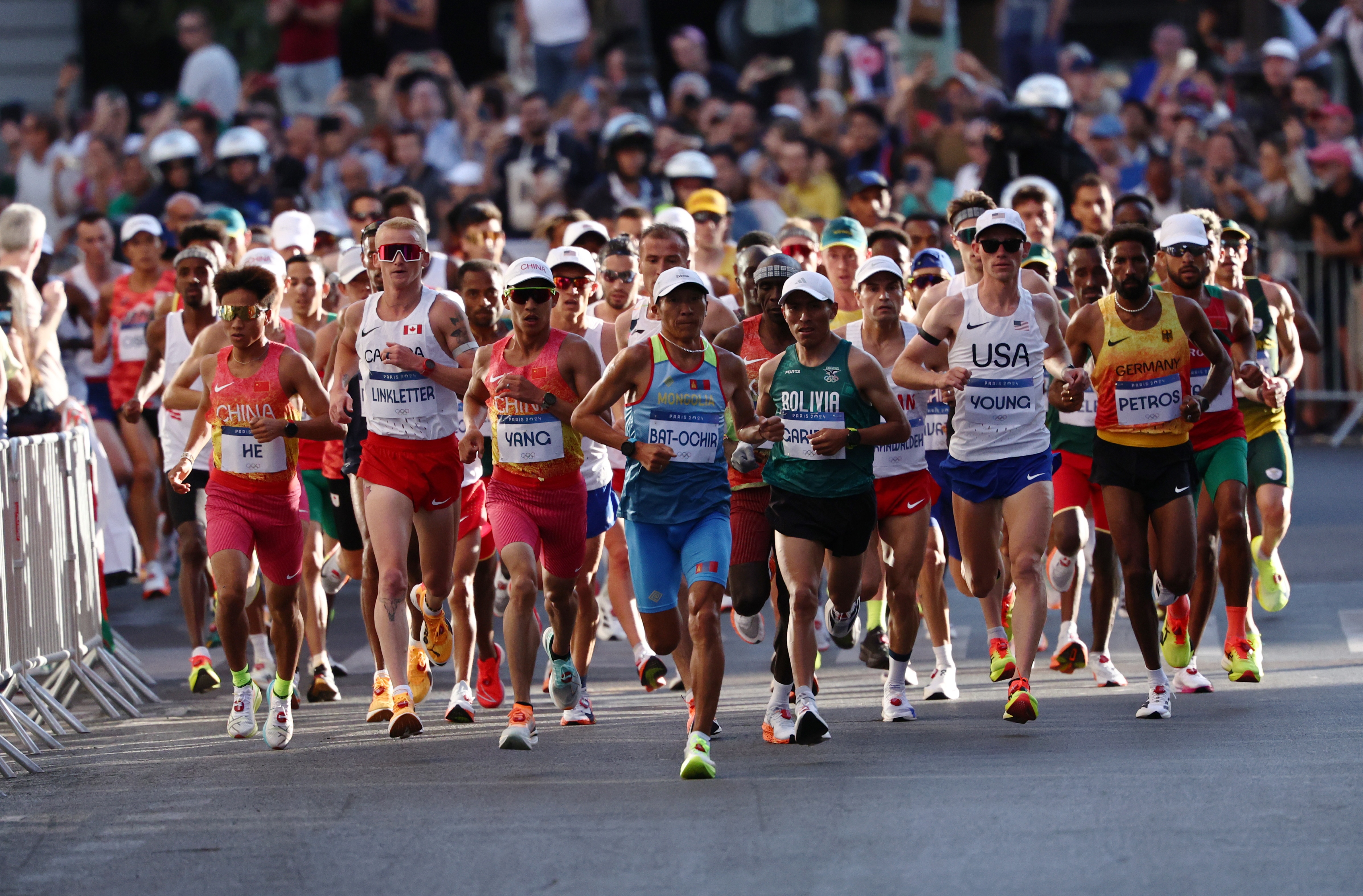 法国运动员在拔河比赛中一举夺冠