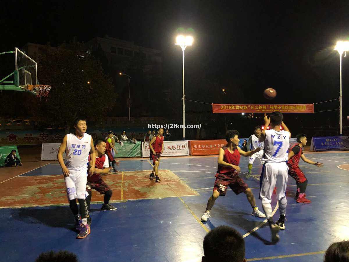 篮球联赛的激烈对抗引发球迷狂热 篮球联赛的激烈对抗引发球迷狂热