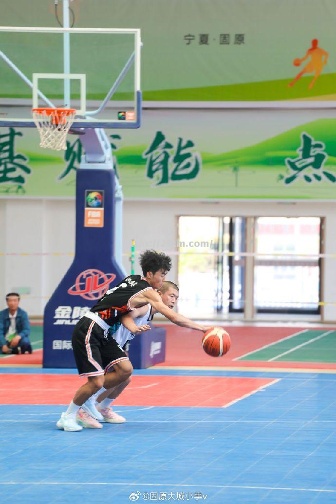 篮球联赛的激烈对抗引发球迷狂热 篮球联赛的激烈对抗引发球迷狂热