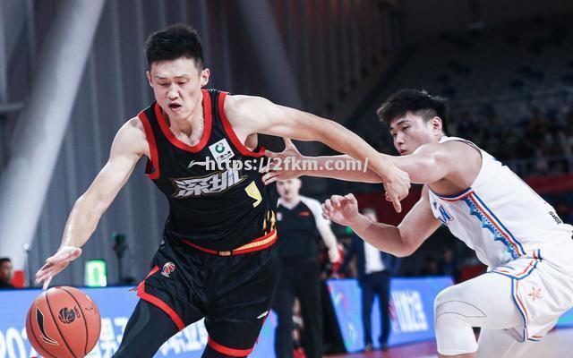 深圳队的年轻球员助力球队成功战胜辽宁队