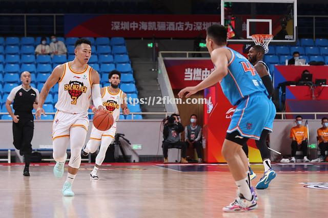 深圳队的年轻球员助力球队成功战胜辽宁队