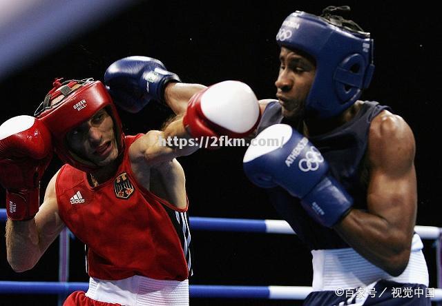 爱尔兰拳击选手斗志昂扬，向胜利迈进