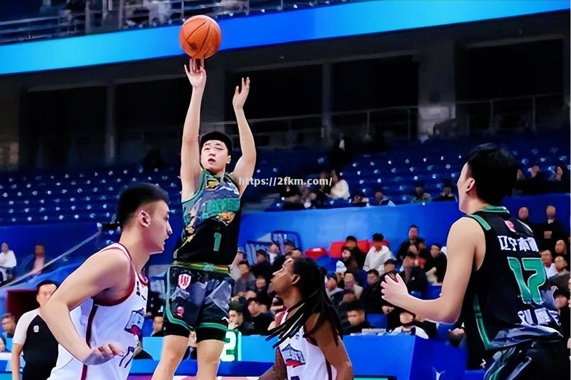 NBA新科秀表现抢眼，助球队逆转取得胜利